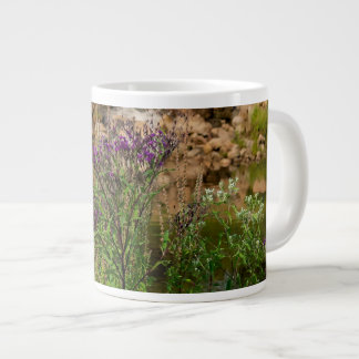 Wildblumen und Wasserfälle Jumbo-Tasse