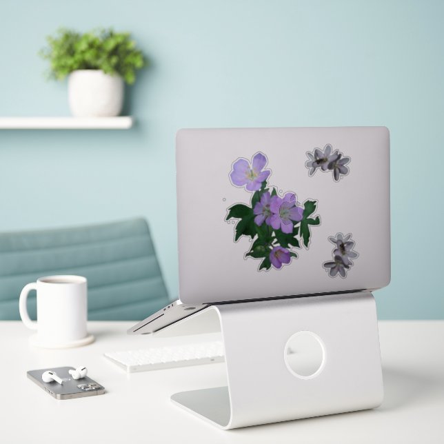 Wildblumen Wildgeranien und Frühlingssaugen Aufkleber (Laptop auf Schreibtisch)