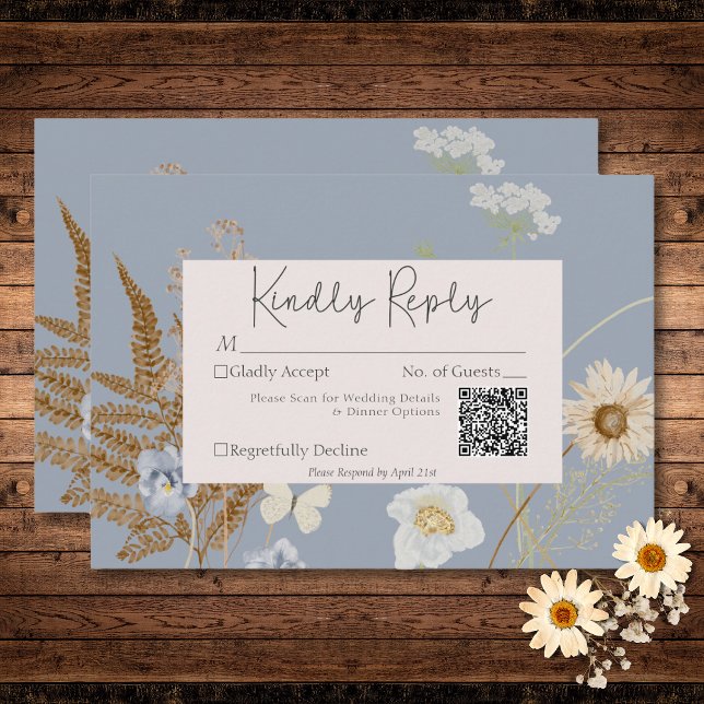 Wildblumen zu Dusty Blue Wedding QR Code RSVP Karte (Wildflowers on Dusty Blue Wedding QR Code RSVP Card)