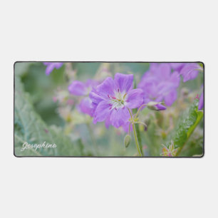 Wildblumenfoto mit lila Geranie und individuellem Schreibtischunterlage