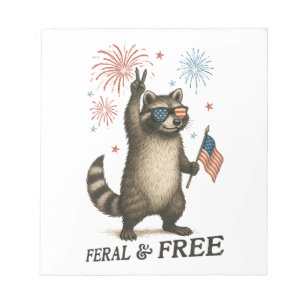 Wilde, aber freie Feuerwerke Wilde Raccoon 4. Juli Notizblock