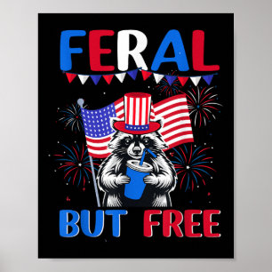 Wilde, aber freie Raccoon 4. Juli US-Flagge Feuerw Poster