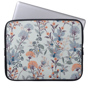 Wilde Blume auf blau, botanisch. Laptopschutzhülle