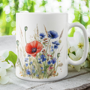 Wilde Blume, rote Mohnblüten und Blume aus blauem  Kaffeetasse