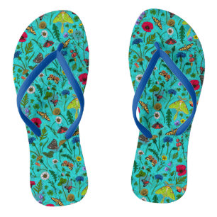 Wilde Blume und Motten auf aquamarin Flip Flops