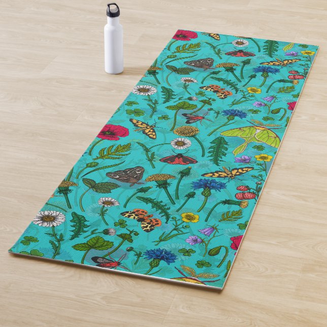 Wilde Blume und Motten auf aquamarin Yogamatte (Beispiel)