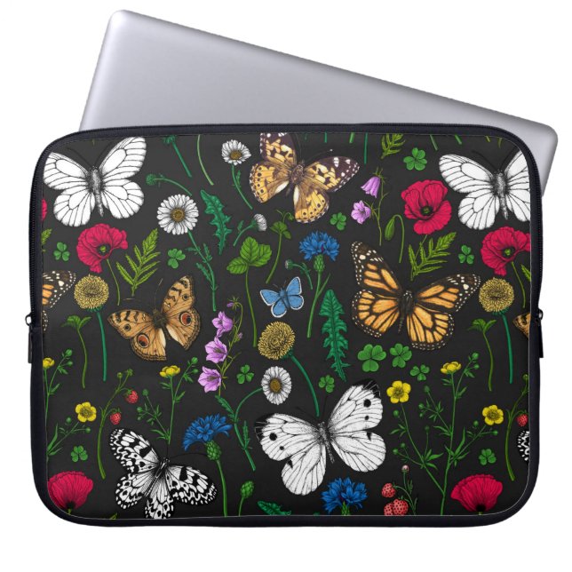 Wilde Blume und Schmetterlinge auf schwarz Laptopschutzhülle (Vorderseite)