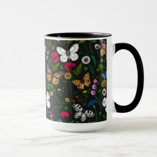 Wilde Blume und Schmetterlinge auf schwarz Tasse