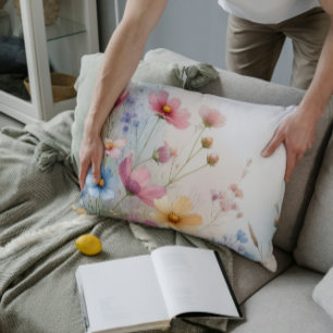 Wilde Blumen flüstern in Aquarell Lendenkissen