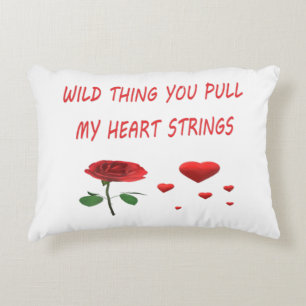Wilde Dinge und Herz Liebe und Romantik Dekokissen