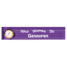 Wilde Frauen tun moderne, trendige Uhr