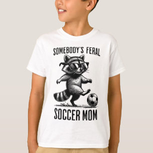 Wilde Fußballmutter Lustiger Waschbär spielt Sport T-Shirt