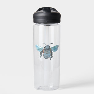 Wilde Holzbiene fliegt Trinkflasche