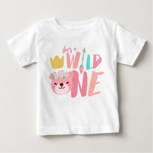 Wilde Löwin und einjähriges Baby des Pfeil- Baby T-shirt