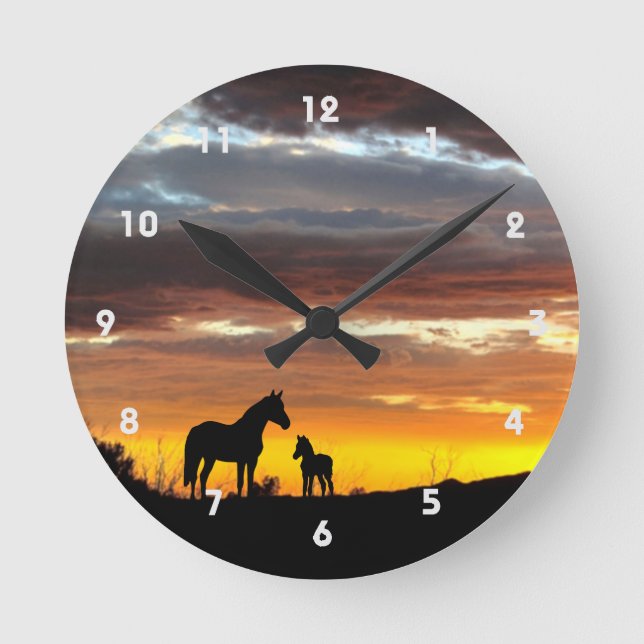 Wilde Mustang Mare und Fohlen-Silhouette mit Sonne Runde Wanduhr (Vorderseite)
