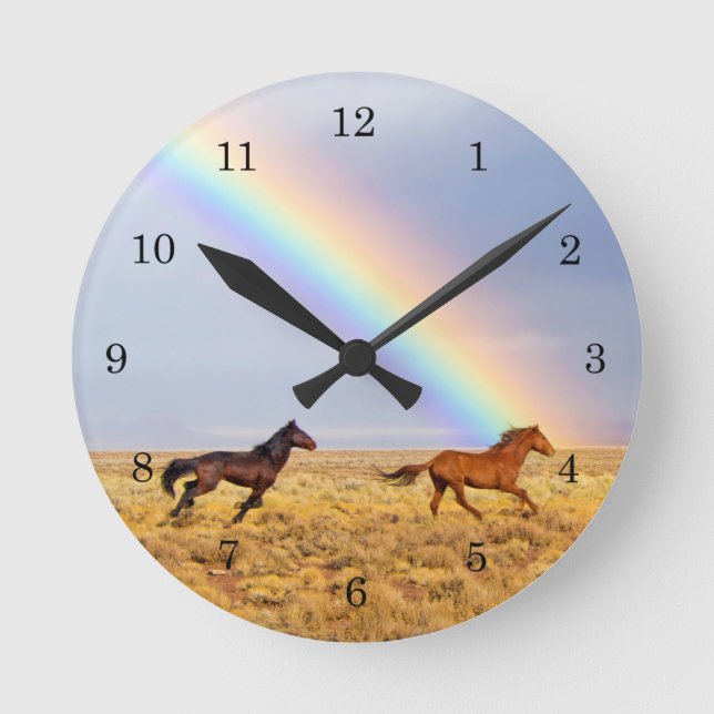 Wilde Mustang Pferde Running und Regenbogen Runde Wanduhr (Vorderseite)