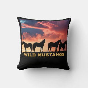 Wilde Mustangs am Horizont, Geschenk für Pferde, a Kissen