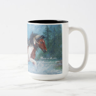 Wilde Mustangs in der Regen-Kaffee-Tasse Zweifarbige Tasse