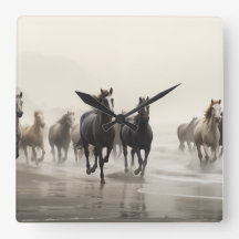 Wilde Pferde am nebeligen Strand