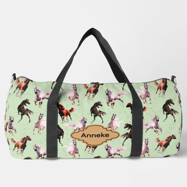 Wilde Pferde auf Grün Duffle Bag (Vorderseite)