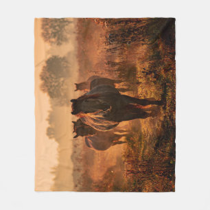 Wilde Pferde: Begegnung mit einem intensiven Blick Fleecedecke