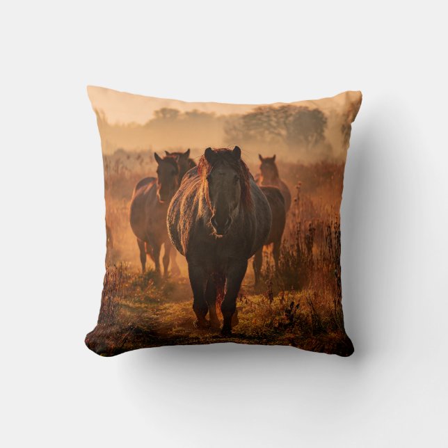 Wilde Pferde: Begegnung mit einem intensiven Blick Kissen (Vorderseite)