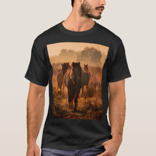 Wilde Pferde: Begegnung mit einem intensiven Blick T-Shirt