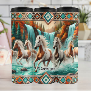 Wilde Pferde, die durch den Herbstwasserfall laufe Thermosbecher