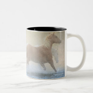 Wilde Pferde, die durch Wasser laufen Zweifarbige Tasse