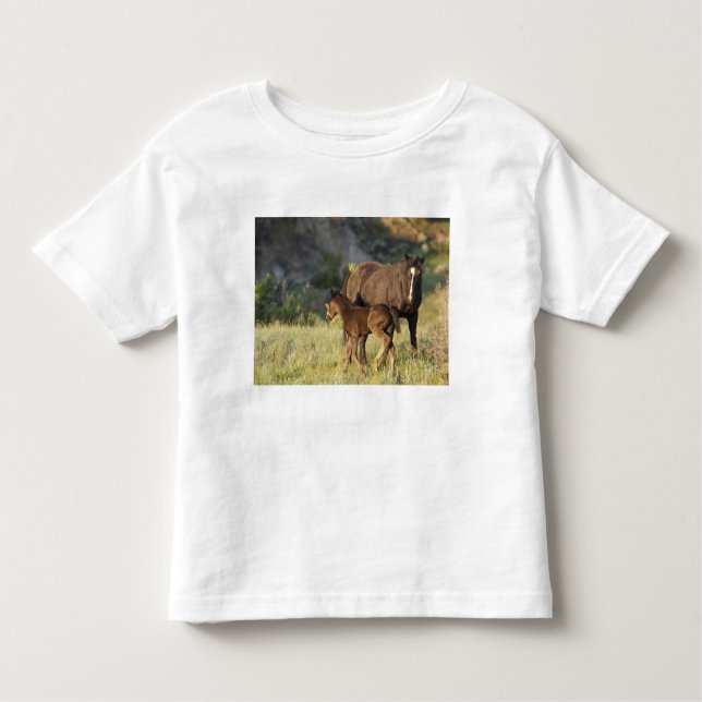 Wilde Pferde im Nationalpark Theodore Roosevelt Kleinkind T-shirt (Vorderseite)