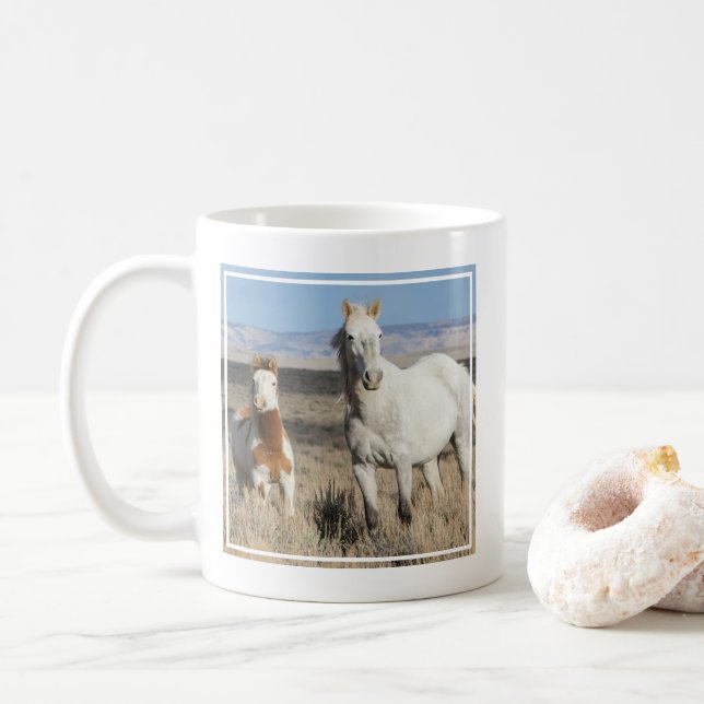 Wilde Pferde zu Hause im Sandwash Basin Kaffeetasse (Mit Donut)