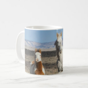 Wilde Pferde zu Hause im Sandwash Basin Kaffeetasse