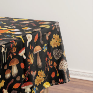 Wilde Pilze auf schwarz Tischdecke