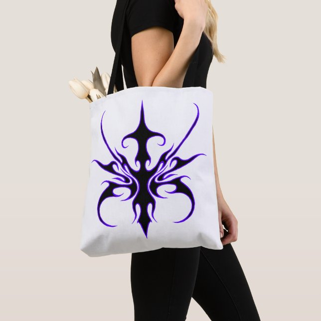 Wilde schwarze und violette Stammeslinienkunst (Von Nahem)