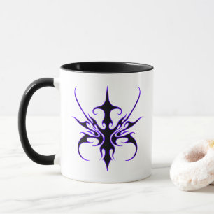 Wilde schwarze und violette Stammeslinienkunst Tasse