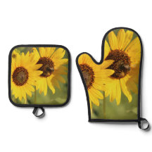 Wilde Sonnenblumen und Bienen im Farmhouse-Stil