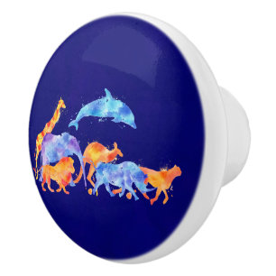 Wilde Tiere, die zusammen eine farbenfrohe Wasserf Keramikknauf