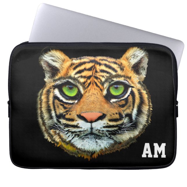 Wilde Tigerfront auf schwarzem Mit Monogramm Laptopschutzhülle (Vorderseite)