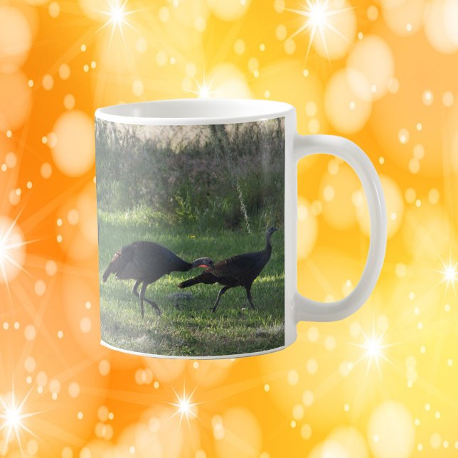 Wilde Truthähne im Gras-Foto Kaffeetasse (A mug with a photograph of a group of wild turkeys enjoying some grass.)
