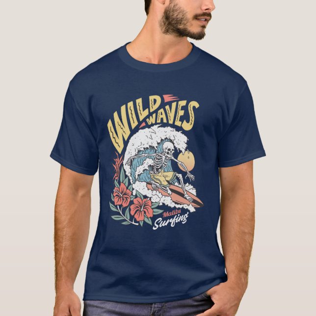 Wilde Waves Skelett auf einem Surfboard T-Shirt (Vorderseite)