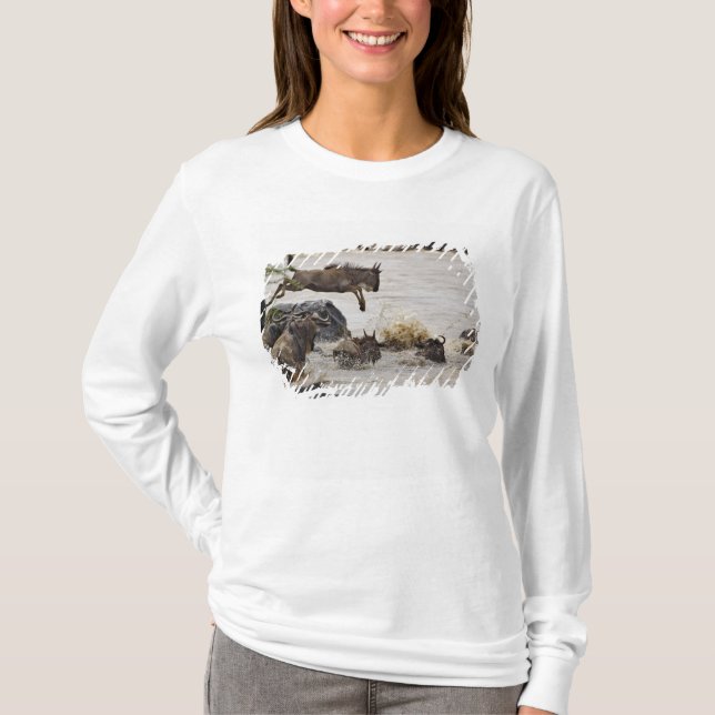 Wildebeest springt in den Mara River T-Shirt (Vorderseite)
