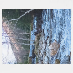 Wilder Gebirgsfluss - Wilde Natur Rumänien Fleecedecke