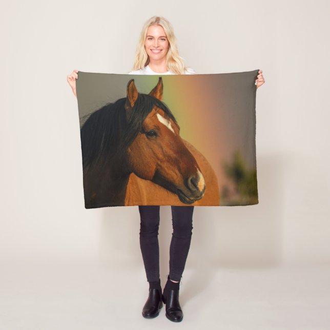 Wilder Hengst, Goldenes Licht und Regenbogen Fleecedecke (Beispiel)