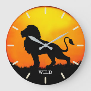 Wilder Löwe und Sonnenaufgang im Dschungel Große Wanduhr