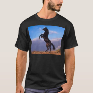 Wilder schwarzer Stallion, der Pferd züchtet T-Shirt