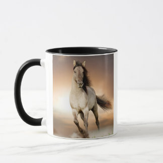 Wilder Stallion, der in Sonnenuntergang läuft Tasse