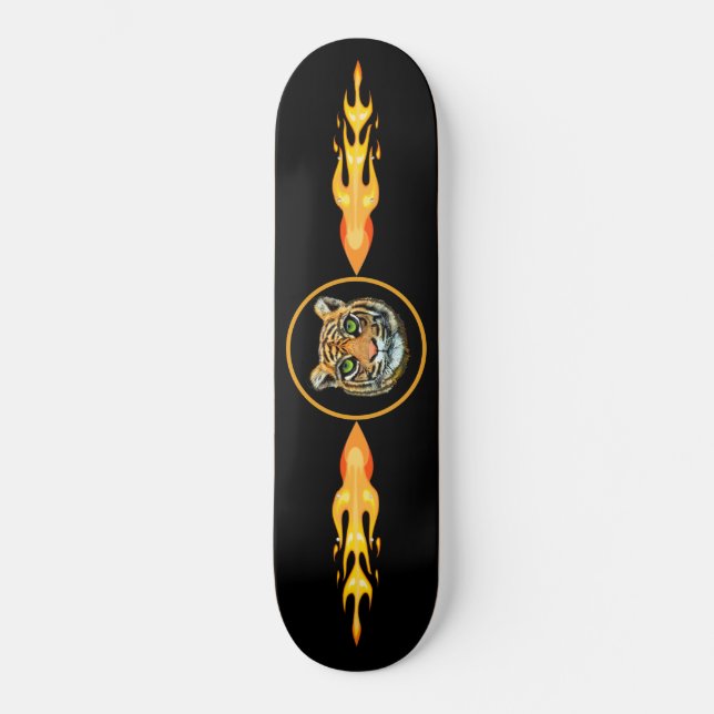 Wilder Tiger, Flammen auf der schwarzen Skateboard (Vorderseite)