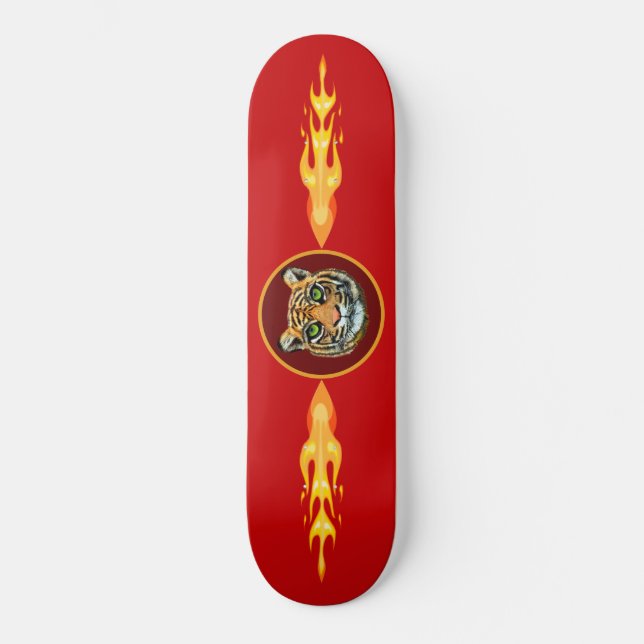 Wilder Tiger, Flammen auf rot Skateboard (Vorderseite)