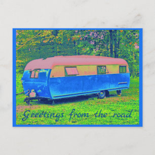 Wilder und fröhlicher Retro-Camping-Trailer Postkarte