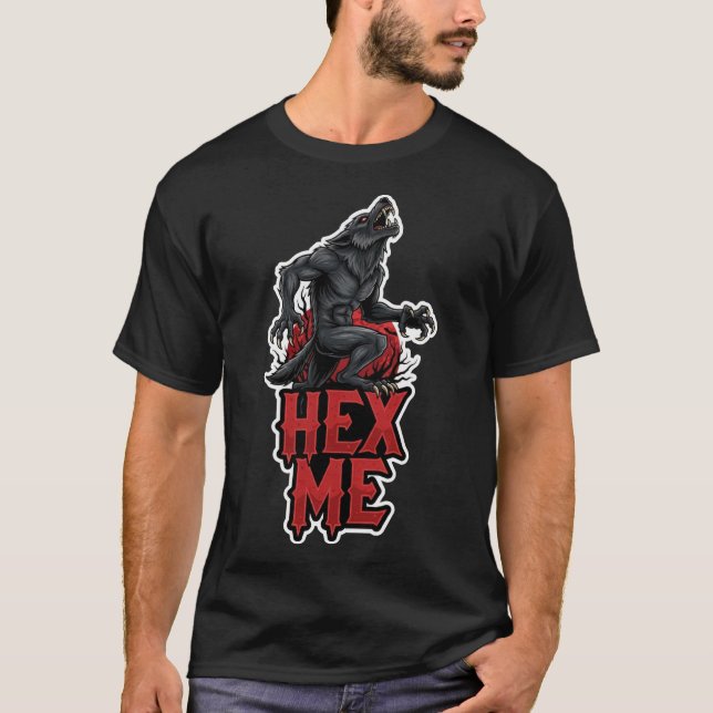 Wilder Werwolf brüllt unter einem roten Mond mit H T-Shirt (Vorderseite)